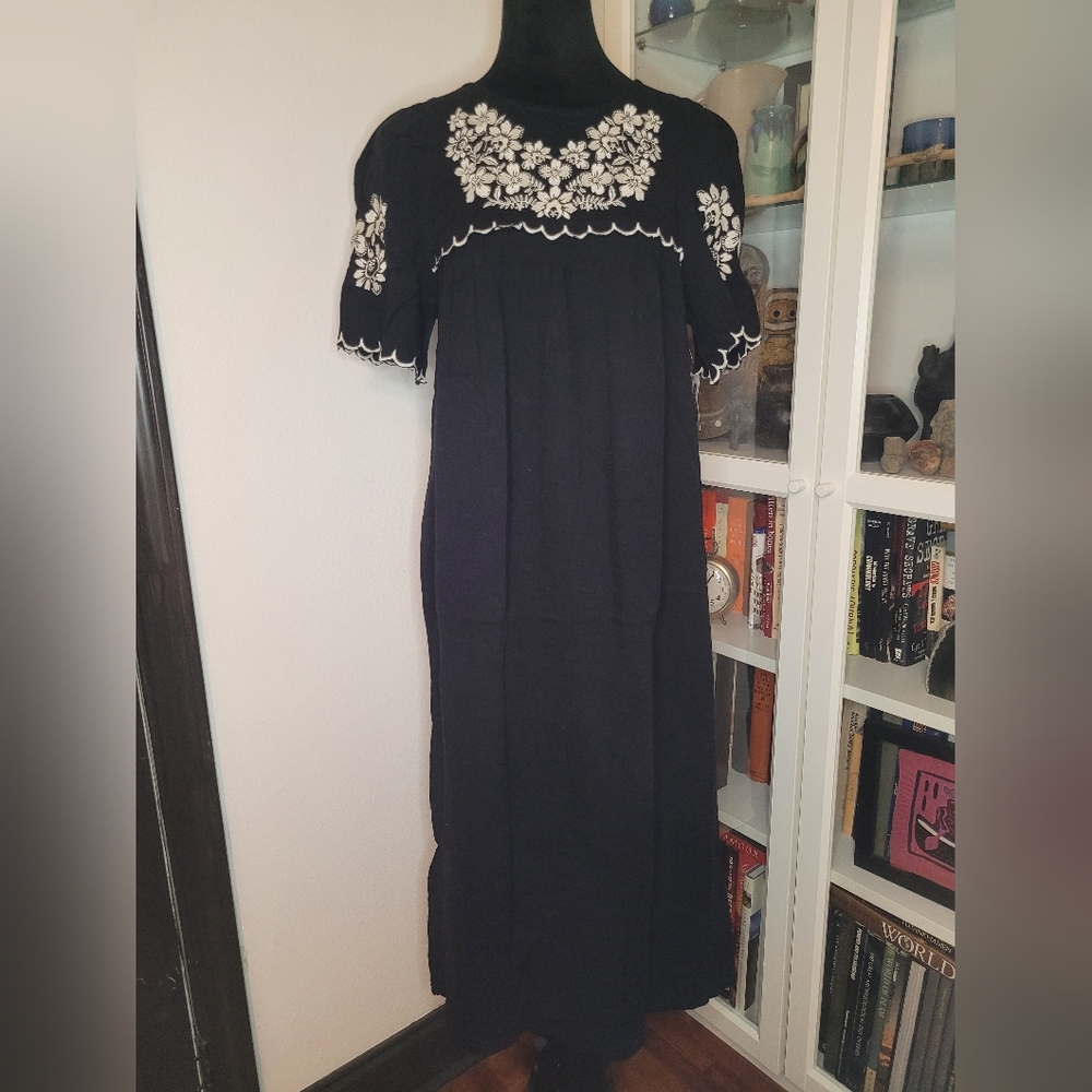 Old Navy Embroidered Midi Peasant Dress NWT XS Black White Mexican Flowers